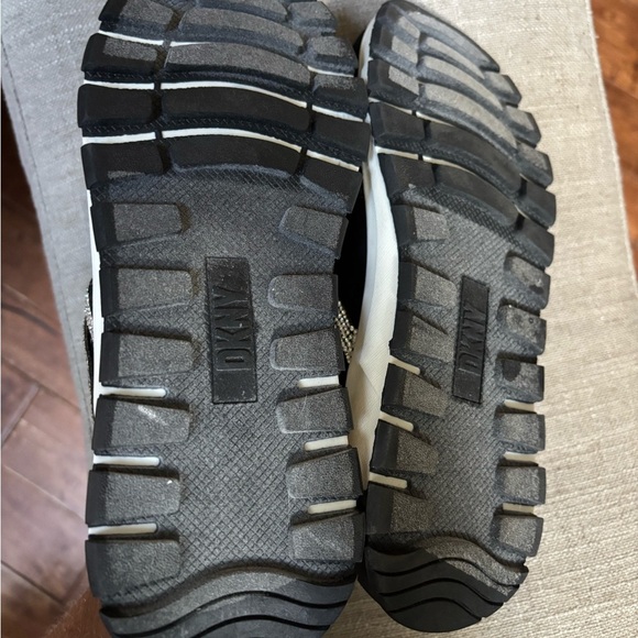 DKNY
Big Girls Slip On Sneakers sz 5 - Picture 7 of 8